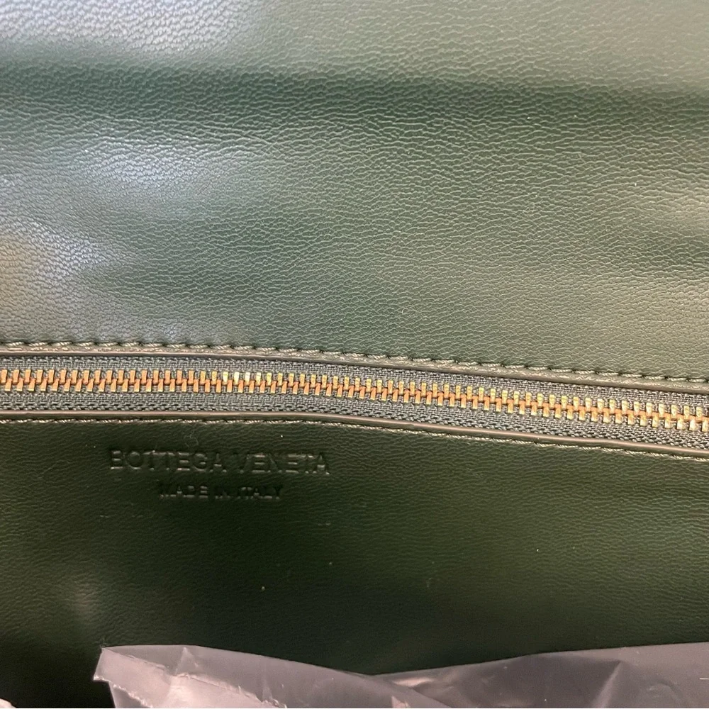 🥰 💚 Bottega Veneta Dark Jewel Green Andiamo Clutch - Picture 5 of 7
